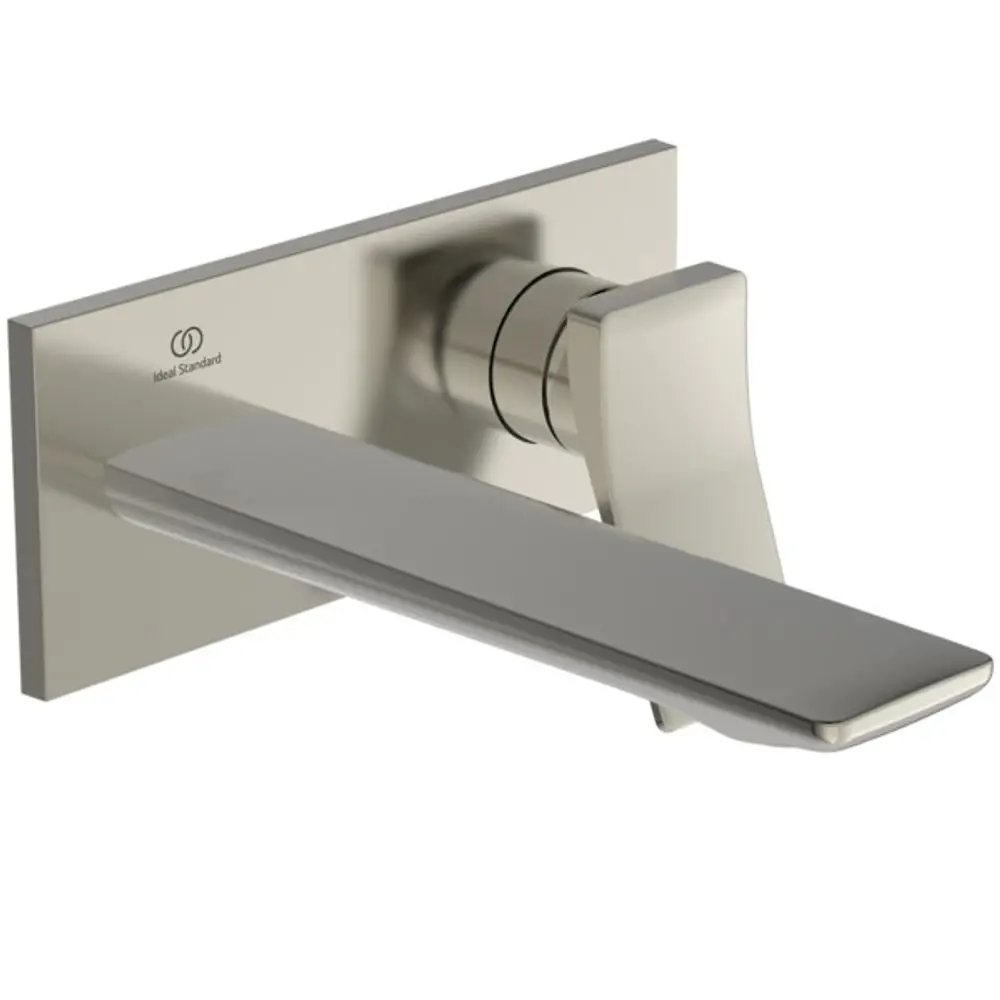 Wandarmatur mit flachem Auslauf und eckiger Rosette, hergestellt von Ideal Standard. Die Oberfläche ist in einem schlichten metallic Look gehalten.